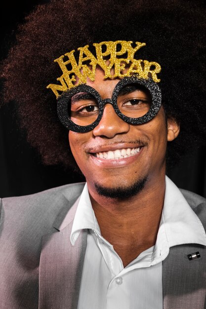 gros-plan-homme-porter-bonne-annee-2020-lunettes-fete_23-2148331808